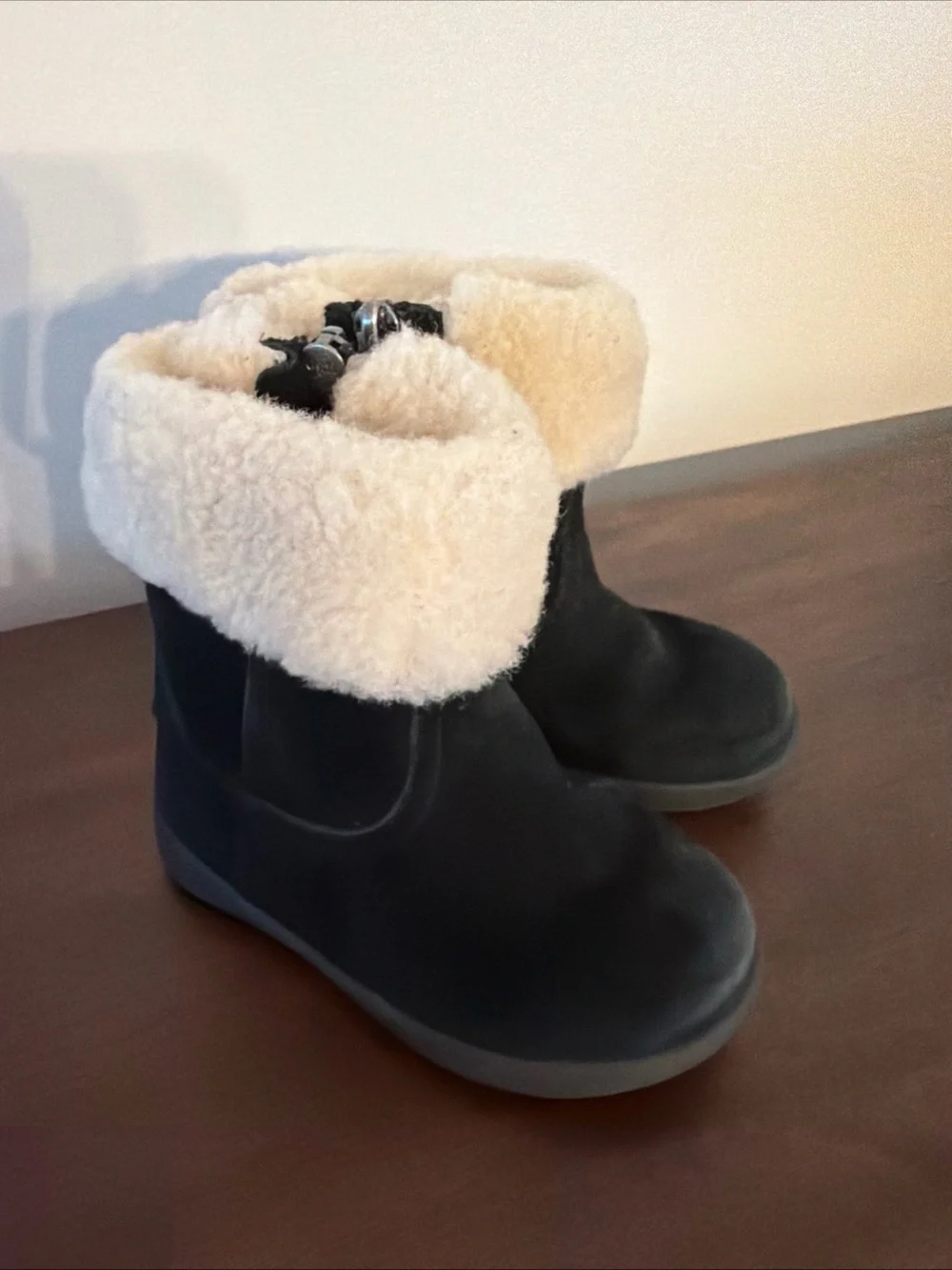 UGG Australia Toddler Little Girl Cuffed Boot T JORIE II, Black, size 6